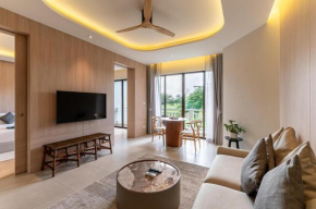 Stylish 1 Bedroom Apartment with Golf View, Steps from Bang Tao Beach, Allamanda Laguna